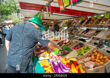 Paris, France, les gens qui achètent des fruits et légumes au marché de Montparnasse Boulevard Edgar Quinet. Editorial uniquement. Banque D'Images