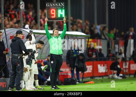 Almere, pays-Bas. 23 septembre 2023. ALMERE, PAYS-BAS - SEPTEMBRE 23 : quatrième officiel Jesse Rozendal lors du match néerlandais d'Eredivisie entre Almere City FC et PSV au Yanmar Stadion le 23 septembre 2023 à Almere, pays-Bas. (Photo de Peter Lous/Orange Pictures) crédit : dpa/Alamy Live News Banque D'Images