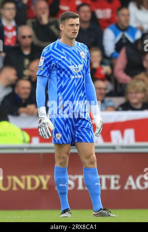 Northampton, Royaume-Uni. 23 septembre 2023. Liam Roberts #1 de Barnsley lors du match Sky Bet League 1 Northampton Town vs Barnsley au Sixfields Stadium, Northampton, Royaume-Uni, le 23 septembre 2023 (photo par Alfie Cosgrove/News Images) à Northampton, Royaume-Uni le 9/23/2023. (Photo Alfie Cosgrove/News Images/Sipa USA) crédit : SIPA USA/Alamy Live News Banque D'Images