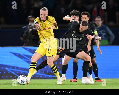 PARIS - (de gauche à droite) Marius Wolf du Borussia Dortmund, Milan Skriniar du Paris Saint-Germain lors du match de l'UEFA Champions League entre le Paris Saint Germain et le Borussia Dortmund au Parc des Princes le 19 septembre 2023 à Paris, France. ANP | Hollandse Hoogte | GERRIT VAN COLOGNE Banque D'Images