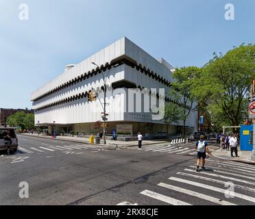 L'ancien QG de l'Union maritime nationale et le hall d'embauche ont été conçus avec des fenêtres de «hublot». C'est maintenant la salle d'urgence de l'hôpital Lenox Hill. Banque D'Images