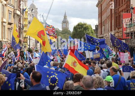 Londres, Royaume-Uni. 23 septembre 2023. Les partisans pro-européens se sont joints à la Marche nationale de réintégration alors que la campagne pour rejoindre l'Union européenne prend de l'ampleur. Des pancartes et des drapeaux de toute la Grande-Bretagne et de l'Europe ont flotté. Crédit : Monica Wells/Alamy Live News Banque D'Images