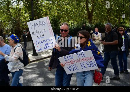 Green Park, Londres, Royaume-Uni. 23 septembre 2023. National rejoint Mars II, il y a des rumeurs selon lesquelles la Grande-Bretagne pourrait rejoindre l'Union européenne en tant que «membre associé» sous les plans de la France et de l'Allemagne pour l'expansion du bloc. Crédit : Voir Li/Picture Capital/Alamy Live News Banque D'Images