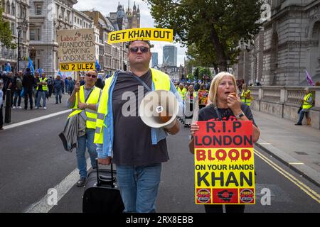 Londres, le 23 septembre 2023 : les personnes qui protestent contre ULEZ (Ultra Low Emission zone) crient des slogans et descendent Whitehall dans le centre de Londres, au Royaume-Uni. Crédit : Andy Soloman/Alamy Live News Banque D'Images