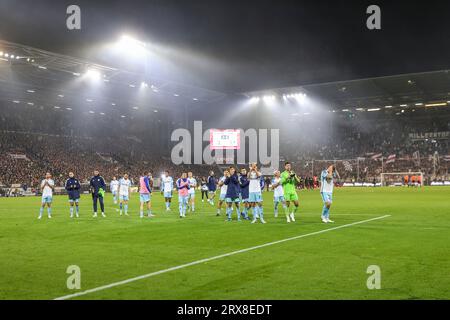 Hambourg, Deutschland. 23 septembre 2023. 23.09.2023, Fussball, 2. Bundesliga, 7. Spieltag, saison 2023/2024, FC St. Pauli - FC Schalke 04, Die Mannschaft des FC Schalke 04 verabschiedet sich enttäuscht von den fans. Foto : Tim Rehbein/RHR-FOTO/dpa/Alamy Live News Banque D'Images