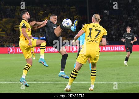 PARIS - (de gauche à droite) Emre CAN du Borussia Dortmund, Kylian Mbappe du Paris Saint-Germain, Marius Wolf du Borussia Dortmund lors du match de l'UEFA Champions League entre le Paris Saint Germain et le Borussia Dortmund au Parc des Princes le 19 septembre 2023 à Paris, France . ANP | Hollandse Hoogte | GERRIT VAN COLOGNE Banque D'Images