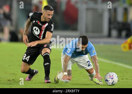 Stadio Olimpico, Rome, Italie. 23 septembre 2023. Serie A football, Lazio contre Monza ; Patrick Ciurria d'AC Monza Tussles avec Mattia Zaccagni de SS Lazio Credit : action plus Sports/Alamy Live News Banque D'Images