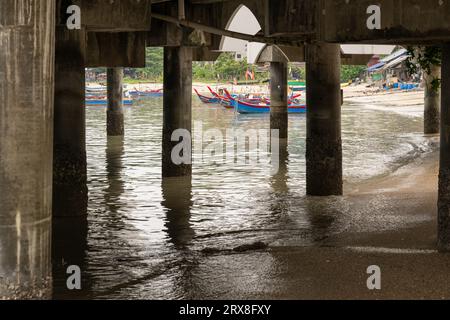 La plage et les bateaux de pêche pris sous la mosquée flottante, Penang, Malaisie Banque D'Images