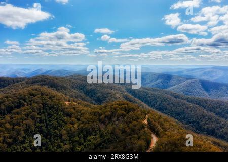 Des foudres traversaient les bois et couvraient les grandes chaînes de montagnes en Australie avec un feu de brousse lointain dans le paysage aérien. Banque D'Images