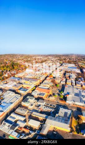 Panorama vertical de haut en bas vue aérienne depuis les toits du centre-ville d'Armidate dans l'Australie rurale. Banque D'Images