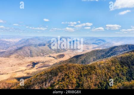 Vue aérienne du paysage de montagne pittoresque vale et des chaînes de Great Dividing Range en Australie à Nowendoc. Banque D'Images