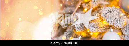 Sapin de Noël scintillant avec de délicates décorations roses et bleues, dans un décor chatoyant Banque D'Images