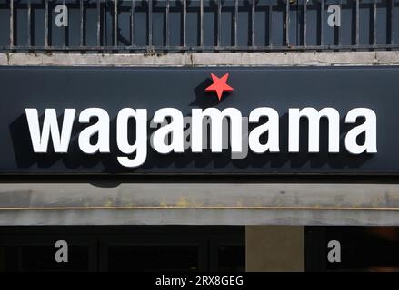 Signez à la chaîne de restaurants britanniques asiatiques Wagamama, qui signifie se laisser tenter par l'autosatisfaction à Sevenoaks Kent England UK Banque D'Images