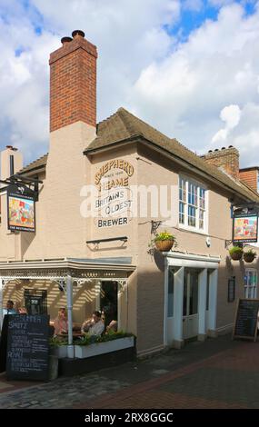 Terrasse à l'arrière de la Restauration public House avec un signe Shepherd Neame Britains plus ancien brasseur depuis 1698 et les gens Sevenoaks Kent Angleterre Royaume-Uni Banque D'Images