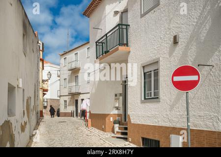 Vue sur une rue étroite et vide dans la ville de pêcheurs de Nazare, Portugal. Banque D'Images