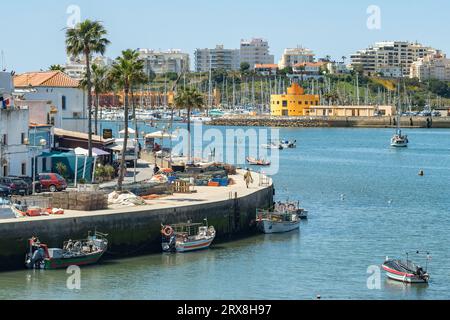 Vieux village de Ferragudo et Portimao ville à l'arrière-plan dans la région de l'Algarve, au sud du Portugal Banque D'Images