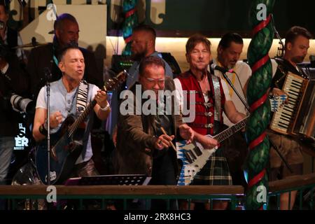 MUNICH, Allemagne. , . Arnold SCHWARZENEGGER, acteur et ancien politicien et gouverneur de Californie, a dirigé le groupe de musique au Marstall Beer marquee pendant le festival de la bière à Munich.l'Oktoberfest Muenchen 188, nommé aussi WIESN, le samedi 23. Septembre à Munich. L'Oktoberfest est le plus grand festival folklorique du monde et attire environ six millions de visiteurs chaque année. Chaque année, il continue de battre de nouveaux records. image et copyright. @ Arthur Thill /ATP images (THILL Arthur/ATP/SPP) crédit : SPP Sport Press photo. /Alamy Live News Banque D'Images