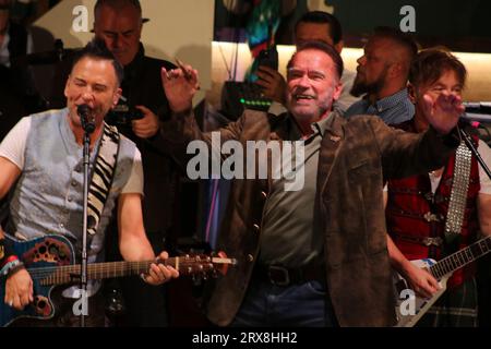 MUNICH, Allemagne. , . Arnold SCHWARZENEGGER, acteur et ancien politicien et gouverneur de Californie, a dirigé le groupe de musique au Marstall Beer marquee pendant le festival de la bière à Munich.l'Oktoberfest Muenchen 188, nommé aussi WIESN, le samedi 23. Septembre à Munich. L'Oktoberfest est le plus grand festival folklorique du monde et attire environ six millions de visiteurs chaque année. Chaque année, il continue de battre de nouveaux records. image et copyright. @ Arthur Thill /ATP images (THILL Arthur/ATP/SPP) crédit : SPP Sport Press photo. /Alamy Live News Banque D'Images