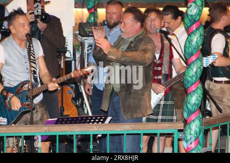 MUNICH, Allemagne. , . Arnold SCHWARZENEGGER, acteur et ancien politicien et gouverneur de Californie, a dirigé le groupe de musique au Marstall Beer marquee pendant le festival de la bière à Munich.l'Oktoberfest Muenchen 188, nommé aussi WIESN, le samedi 23. Septembre à Munich. L'Oktoberfest est le plus grand festival folklorique du monde et attire environ six millions de visiteurs chaque année. Chaque année, il continue de battre de nouveaux records. image et copyright. @ Arthur Thill /ATP images (THILL Arthur/ATP/SPP) crédit : SPP Sport Press photo. /Alamy Live News Banque D'Images