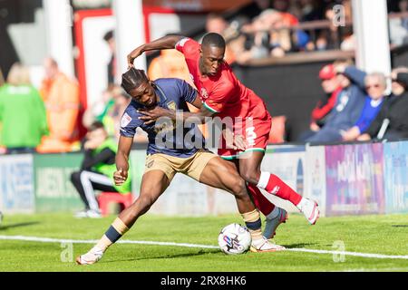 Liam Gordon de Walsall et Josh Neufville de l'AFC Wimbledon lors du match de Sky Bet League 2 entre Walsall et l'AFC Wimbledon au Banks Stadium, Walsall le samedi 23 septembre 2023. (Photo : Gustavo Pantano | MI News) crédit : MI News & Sport / Alamy Live News Banque D'Images