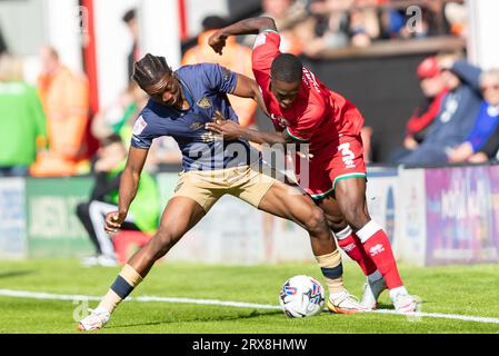 Liam Gordon de Walsall et Josh Neufville de l'AFC Wimbledon lors du match de Sky Bet League 2 entre Walsall et l'AFC Wimbledon au Banks Stadium, Walsall le samedi 23 septembre 2023. (Photo : Gustavo Pantano | MI News) crédit : MI News & Sport / Alamy Live News Banque D'Images