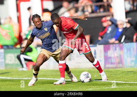 Liam Gordon de Walsall et Josh Neufville de l'AFC Wimbledon lors du match de Sky Bet League 2 entre Walsall et l'AFC Wimbledon au Banks Stadium, Walsall le samedi 23 septembre 2023. (Photo : Gustavo Pantano | MI News) crédit : MI News & Sport / Alamy Live News Banque D'Images