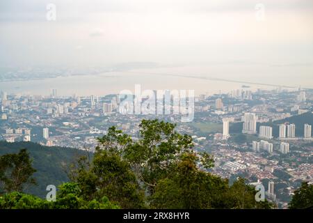 Vue de la Skyline de Penang Island prise de Penang Hill au crépuscule Banque D'Images