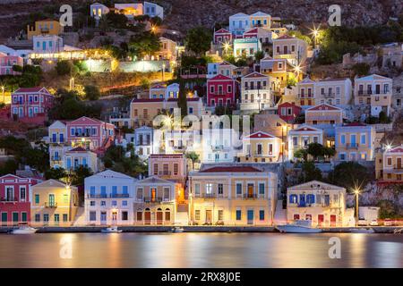 Vue de nuit sur Ano Symi, îles du Dodécanèse, Grèce Banque D'Images