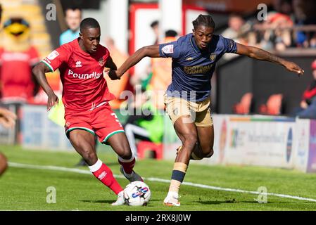 Liam Gordon de Walsall et Josh Neufville de l'AFC Wimbledon lors du match de Sky Bet League 2 entre Walsall et l'AFC Wimbledon au Banks Stadium, Walsall le samedi 23 septembre 2023. (Photo : Gustavo Pantano | MI News) crédit : MI News & Sport / Alamy Live News Banque D'Images