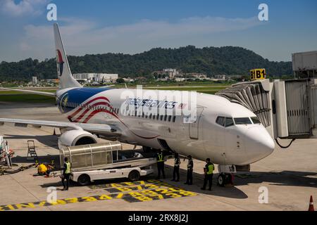 Un Boeing 737-800 de Malaysia Airlines stationné à l'aéroport international de Penang, Pulau Pinang, Malaisie Banque D'Images