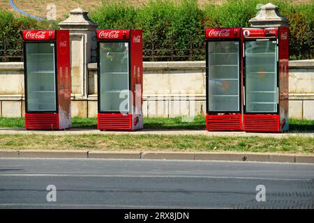 Bucarest, Roumanie - 21 septembre 2023 : vitrines de réfrigérateur Coca Cola sur le trottoir d'un boulevard de Bucarest prêt à être chargé quelques jours avant Banque D'Images