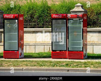 Bucarest, Roumanie - 21 septembre 2023 : vitrines de réfrigérateur Coca Cola sur le trottoir d'un boulevard de Bucarest prêt à être chargé quelques jours avant Banque D'Images