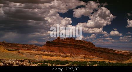 Des cumulus de rêve flottent au-dessus de la houle de San Rafael, dans l'Utah, par une journée d'été idyllique. Banque D'Images