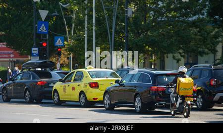 Bucarest, Roumanie - 21 septembre 2023 : un transporteur de livraison de nourriture Glovo livre de la nourriture à Bucarest, Roumanie. Banque D'Images