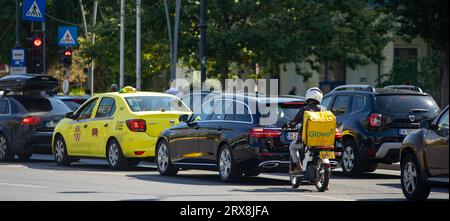 Bucarest, Roumanie - 21 septembre 2023 : un transporteur de livraison de nourriture Glovo livre de la nourriture à Bucarest, Roumanie. Banque D'Images