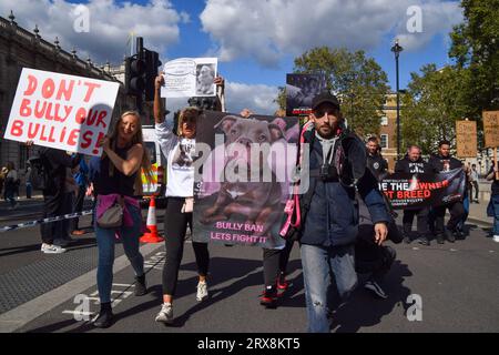 Londres, Royaume-Uni. 23 septembre 2023. Les manifestants brandissent des pancartes pour soutenir leurs chiens pendant la manifestation à Whitehall. Les propriétaires de chiens et leurs supporters ont défilé à Westminster pour protester contre l'interdiction américaine des Bully XL. La race de chien est sur le point d'être interdite au Royaume-Uni suite à une série d'attaques contre des personnes. Crédit : SOPA Images Limited/Alamy Live News Banque D'Images