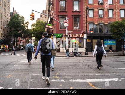 New York City, New York - 21 septembre 2023 : scène de rue du West Village à Manhattan avec des gens traversant la rue. Banque D'Images