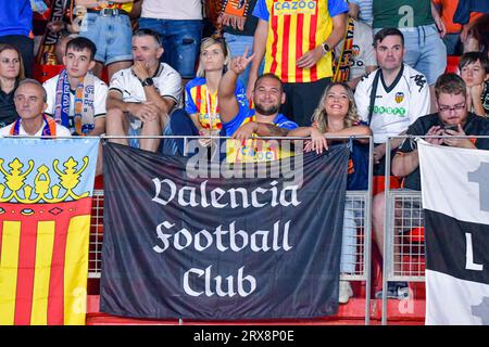 ALMERIA, ESPAGNE - SEPTEMBRE 23 : fans de Valence avant le match entre UD Almeria et Valencia CF de la Liga EA Sports le 23 septembre 2023 au Power Horse Stadium à Almeria, Espagne. (Photo de Samuel Carreño) crédit : PX Images/Alamy Live News Banque D'Images