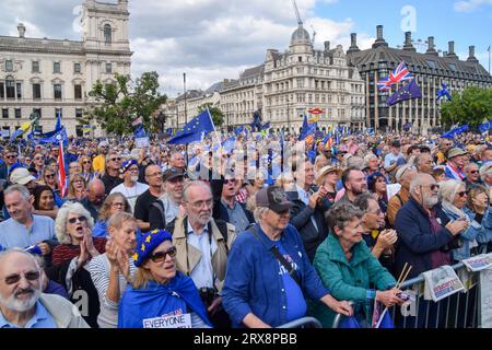 Londres, Royaume-Uni. 23 septembre 2023. Les foules écoutent des discours pendant la manifestation sur la place du Parlement. Des milliers de manifestants anti-Brexit ont pris part à la marche nationale de réintégration dans le centre de Londres pour exiger que le Royaume-Uni rejoigne l’UE. Crédit : SOPA Images Limited/Alamy Live News Banque D'Images