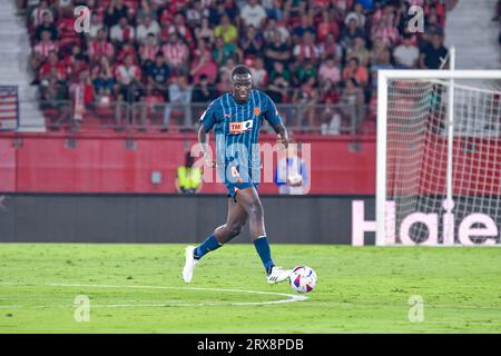 ALMERIA, ESPAGNE - SEPTEMBRE 23 : Mouctar Diakhaby de Valencia CF contrôle le ballon lors du match entre UD Almeria et Valencia CF de la Liga EA Sports le 23 septembre 2023 au Power Horse Stadium à Almeria, Espagne. (Photo de Samuel Carreño) crédit : PX Images/Alamy Live News Banque D'Images