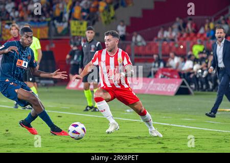 ALMERIA, ESPAGNE - SEPTEMBRE 23 : Adrian Embarba de UD Almeria contrôle le ballon lors du match entre UD Almeria et Valencia CF de la Liga EA Sports le 23 septembre 2023 au Power Horse Stadium à Almeria, Espagne. (Photo de Samuel Carreño) crédit : PX Images/Alamy Live News Banque D'Images