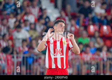 ALMERIA, ESPAGNE - SEPTEMBRE 23 : Sergio Arribas de UD Almeria réagit après avoir échoué un tir lors du match entre UD Almeria et Valencia CF de la Liga EA Sports le 23 septembre 2023 au Power Horse Stadium à Almeria, Espagne. (Photo de Samuel Carreño) crédit : PX Images/Alamy Live News Banque D'Images