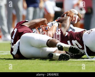 23 septembre 2023 : le quarterback d'Auburn Robby Ashford (9 ans) est limogé lors d'un match de football universitaire de la NCAA entre Texas A&M et Auburn le 23 septembre 2023 à College Station. Texas A&M Won, 27-10. (Image de crédit : © Scott Coleman/ZUMA Press Wire) USAGE ÉDITORIAL SEULEMENT! Non destiné à UN USAGE commercial ! Banque D'Images