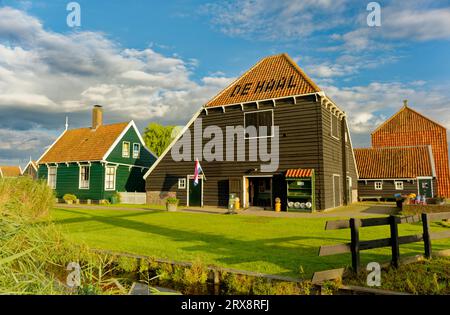 AMSTERDAM, PAYS-BAS - 24 août 2023 : Amsterdam est la capitale des pays-Bas, connue pour son patrimoine artistique, son système de canaux élaboré et son Hou étroit Banque D'Images