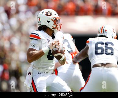 23 septembre 2023 : le quarterback d'Auburn Robby Ashford (9 ans) semble passer lors d'un match de football universitaire de la NCAA entre Texas A&M et Auburn le 23 septembre 2023 à College Station. Texas A&M Won, 27-10. (Image de crédit : © Scott Coleman/ZUMA Press Wire) USAGE ÉDITORIAL SEULEMENT! Non destiné à UN USAGE commercial ! Banque D'Images