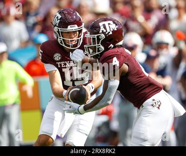 23 septembre 2023 : le quarterback Du Texas A&M Conner Weigman (15 ans) remet le ballon au running back Amari Daniels (4 ans) lors d'un match de football universitaire de la NCAA entre le Texas A&M et Auburn le 23 septembre 2023 à College Station. Texas A&M Won, 27-10. (Image de crédit : © Scott Coleman/ZUMA Press Wire) USAGE ÉDITORIAL SEULEMENT! Non destiné à UN USAGE commercial ! Banque D'Images