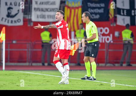 23 septembre 2023 : Adrian Embarba d'UD Almeria proteste lors du match entre UD Almeria et Valencia CF de la Liga EA Sports le 23 septembre 2023 au Power Horse Stadium d'Almeria, en Espagne. (Photo de Samuel CarreÃ±o) (crédit image : © Samuel CarreÃ±O/PX Imagens via ZUMA Press Wire) USAGE ÉDITORIAL SEULEMENT! Non destiné à UN USAGE commercial ! Banque D'Images