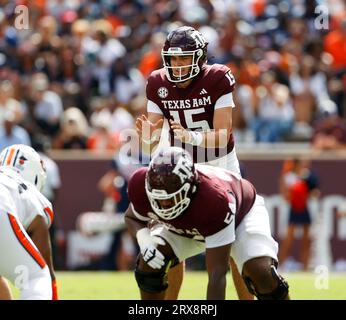 23 septembre 2023 : le quarterback Du Texas A&M Conner Weigman (15 ans) se prépare pour un match de football universitaire de la NCAA entre le Texas A&M et Auburn le 23 septembre 2023 à College Station. Texas A&M Won, 27-10. (Image de crédit : © Scott Coleman/ZUMA Press Wire) USAGE ÉDITORIAL SEULEMENT! Non destiné à UN USAGE commercial ! Banque D'Images