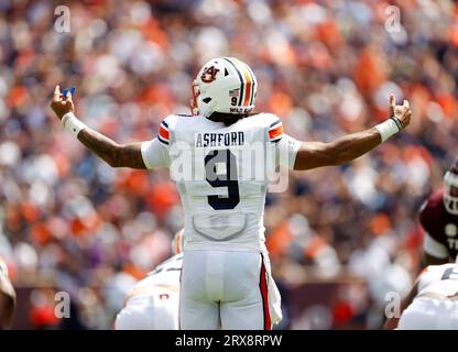 23 septembre 2023 : le quarterback d'Auburn Robby Ashford (9 ans) lors d'un match de football universitaire de la NCAA entre Texas A&M et Auburn le 23 septembre 2023 à College Station. Texas A&M Won, 27-10. (Image de crédit : © Scott Coleman/ZUMA Press Wire) USAGE ÉDITORIAL SEULEMENT! Non destiné à UN USAGE commercial ! Banque D'Images