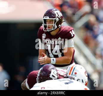 23 septembre 2023 : le quarterback Texas A&M Max Johnson (14 ans) se prépare pour un match de football universitaire de la NCAA entre Texas A&M et Auburn le 23 septembre 2023 à College Station. Texas A&M Won, 27-10. (Image de crédit : © Scott Coleman/ZUMA Press Wire) USAGE ÉDITORIAL SEULEMENT! Non destiné à UN USAGE commercial ! Banque D'Images